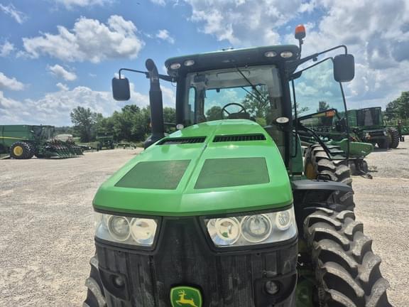 Image of John Deere 8260R equipment image 3