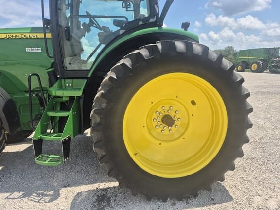Image of John Deere 8260R equipment image 3