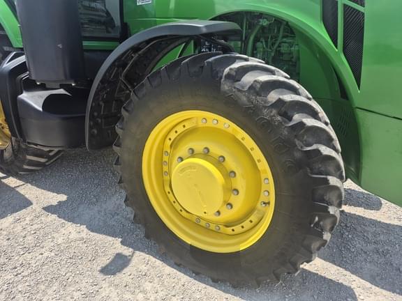 Image of John Deere 8260R equipment image 1