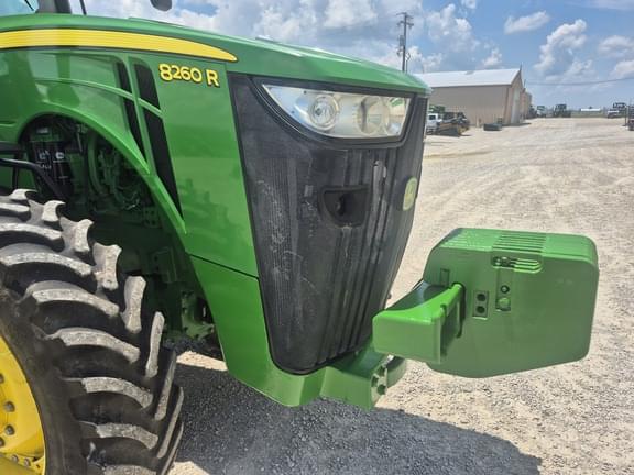 Image of John Deere 8260R equipment image 2