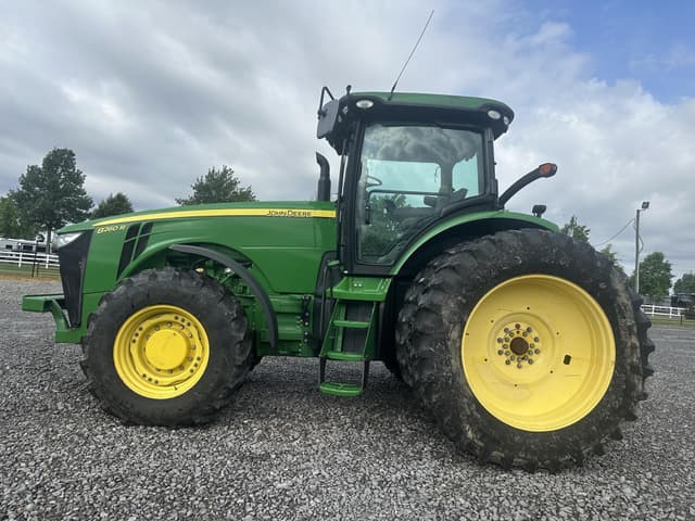 Image of John Deere 8260R equipment image 2