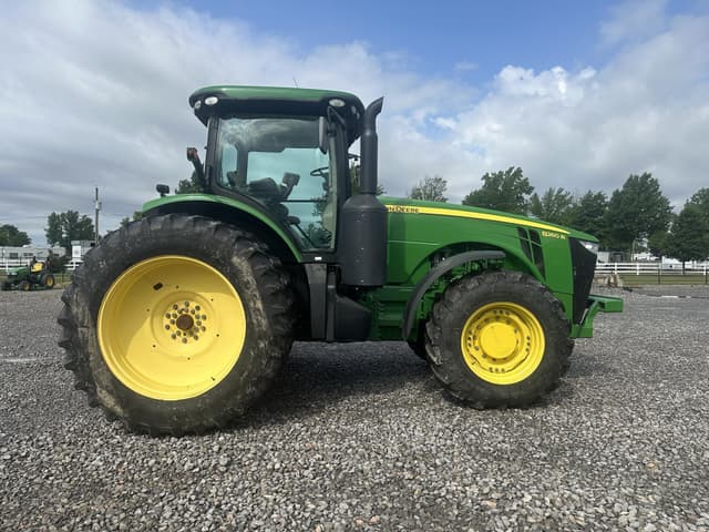 Image of John Deere 8260R equipment image 3