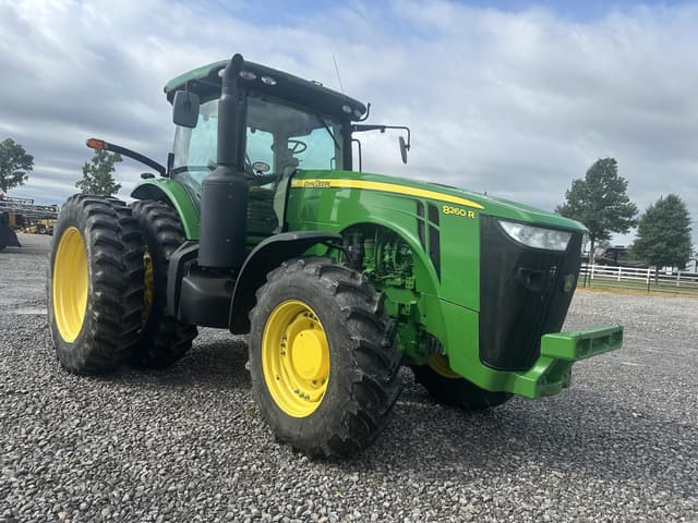 Image of John Deere 8260R equipment image 1