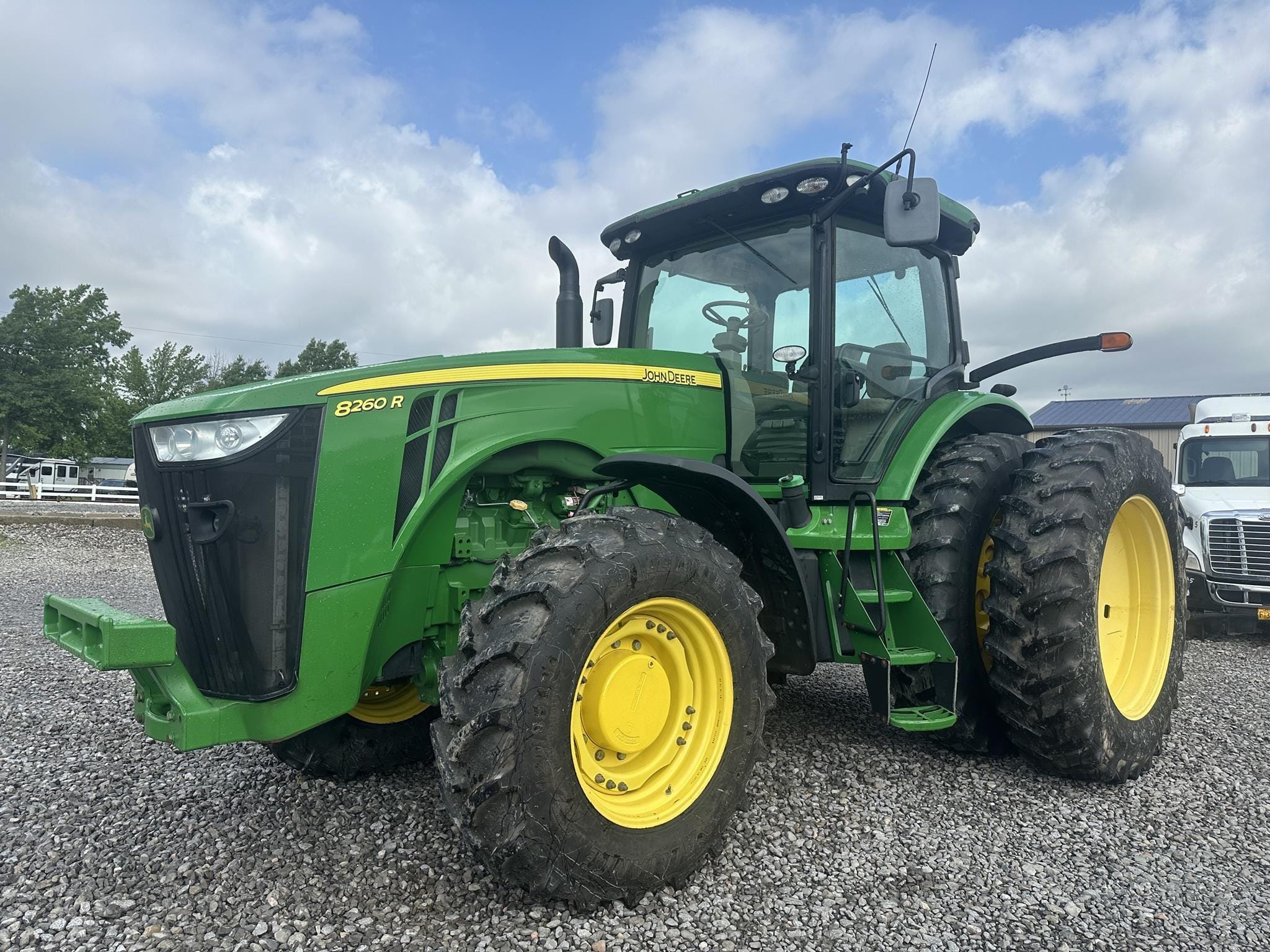 Main image John Deere 8260R