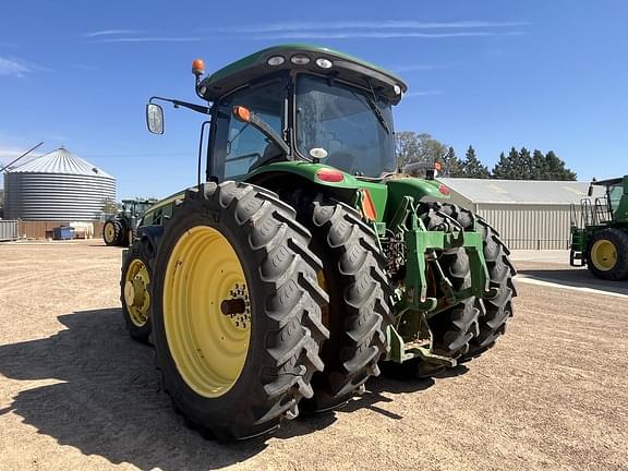 Image of John Deere 8260R equipment image 2