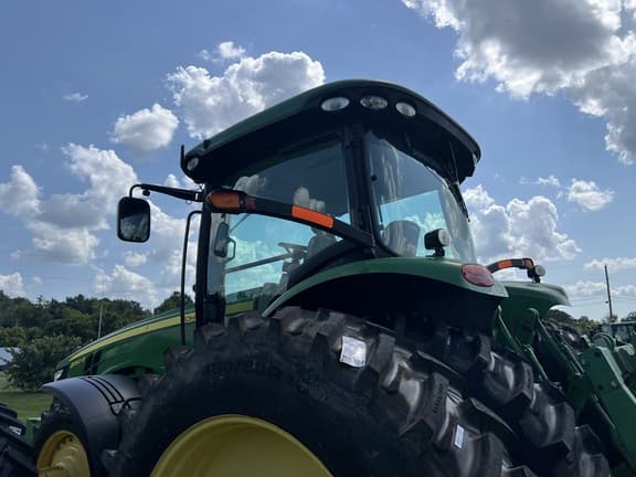 Image of John Deere 8260R equipment image 1