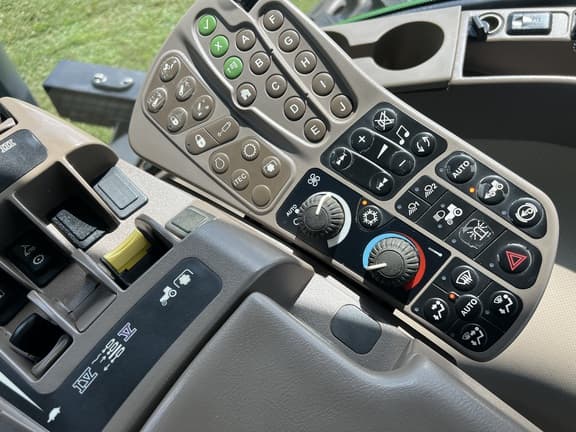 Image of John Deere 8260R equipment image 3