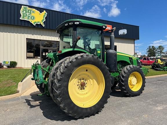 Image of John Deere 8260R equipment image 1