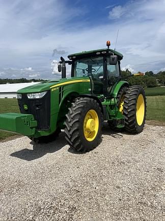 Image of John Deere 8260R equipment image 1