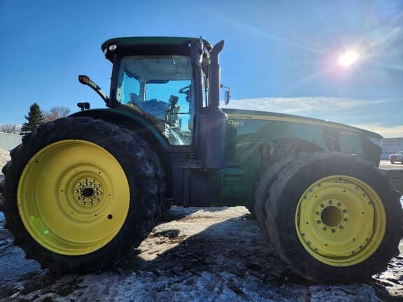 Image of John Deere 8260R equipment image 2