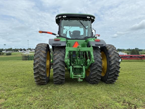 Image of John Deere 8260R equipment image 4