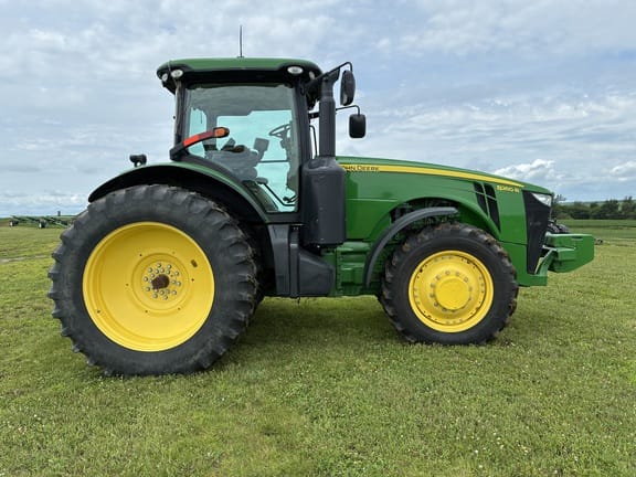 2013 John Deere 8260R Equipment Image0