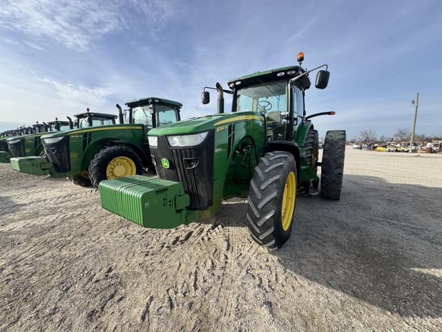 Image of John Deere 8260R equipment image 1
