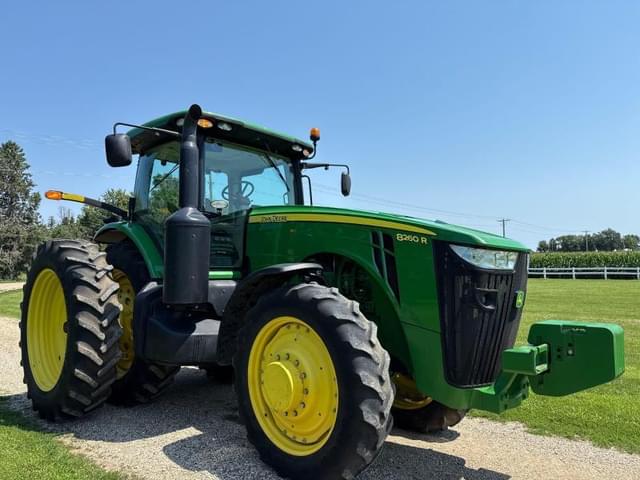 Image of John Deere 8260R equipment image 1