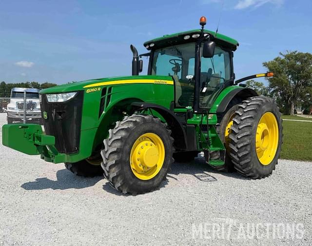 Image of John Deere 8260R equipment image 1