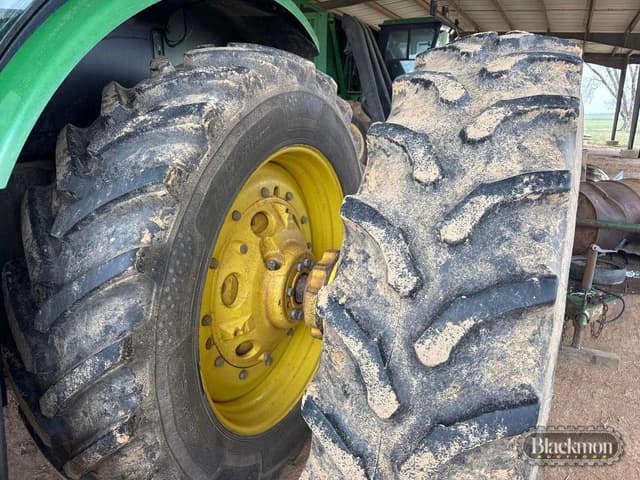 Image of John Deere 8260R equipment image 3