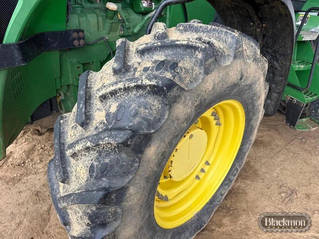Image of John Deere 8260R equipment image 2