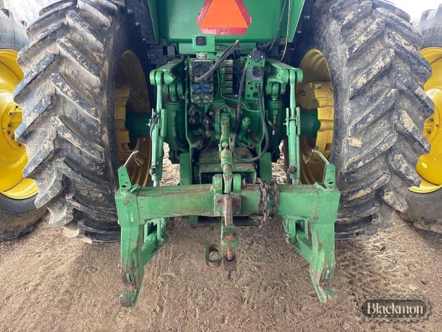 Image of John Deere 8260R equipment image 4