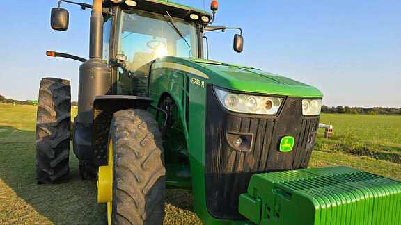 Image of John Deere 8285R equipment image 1