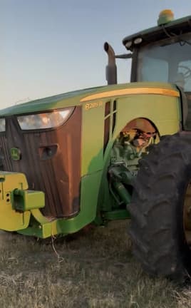 Image of John Deere 8285R equipment image 2