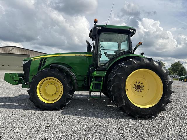Image of John Deere 8285R equipment image 2
