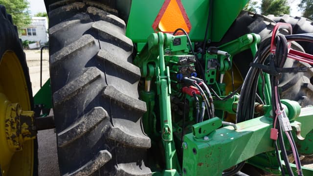 Image of John Deere 8285R equipment image 2