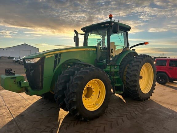 Image of John Deere 8285R equipment image 2