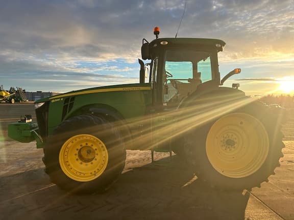 Image of John Deere 8285R equipment image 1