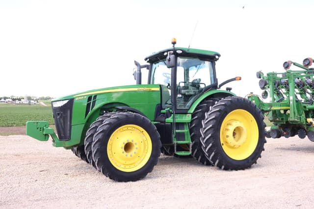 Image of John Deere 8285R equipment image 1