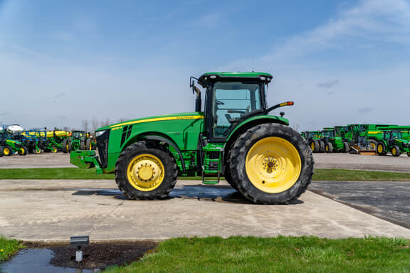 Image of John Deere 8285R equipment image 1