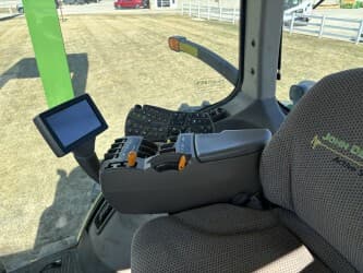 Image of John Deere 8310R equipment image 4
