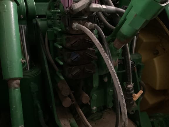 Image of John Deere 8310R equipment image 4