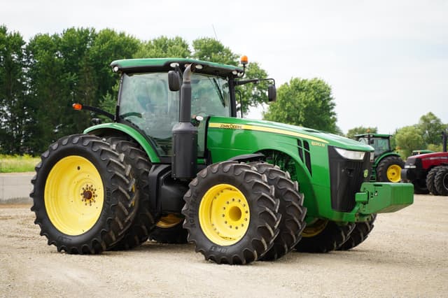 Image of John Deere 8310R equipment image 2