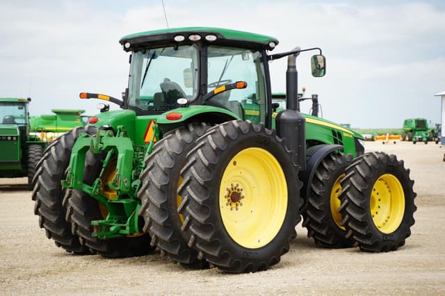 Image of John Deere 8310R equipment image 4