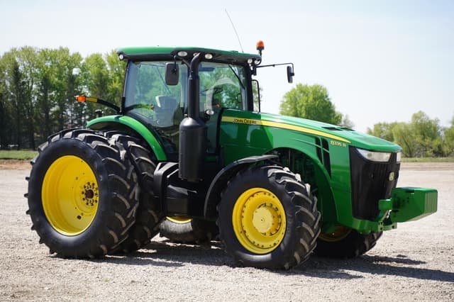 Image of John Deere 8335R equipment image 2