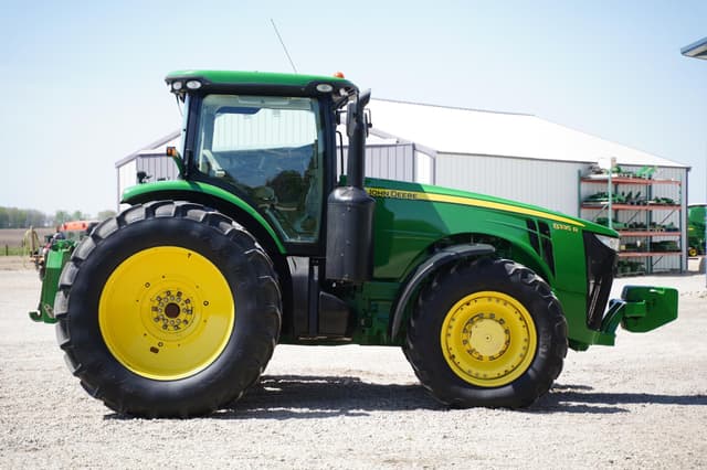 Image of John Deere 8335R equipment image 3