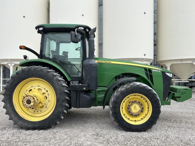 Image of John Deere 8335R equipment image 3