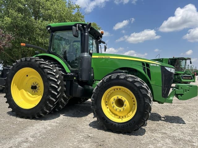 Image of John Deere 8335R equipment image 1