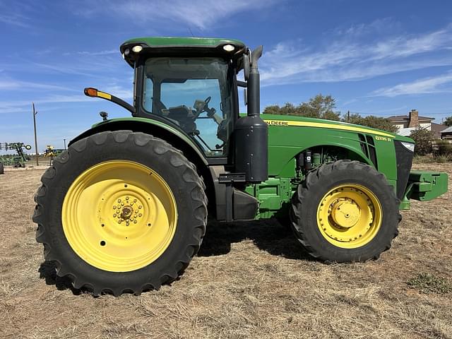 Image of John Deere 8335R equipment image 1