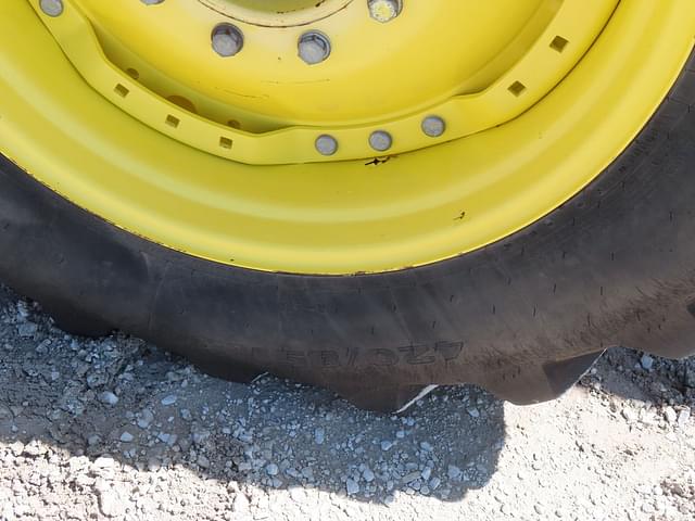 Image of John Deere 8335R equipment image 4
