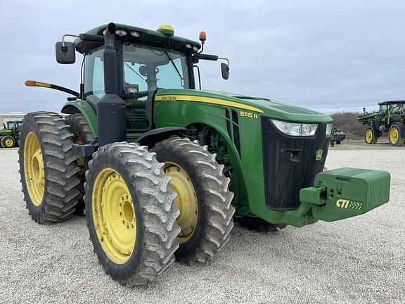 Image of John Deere 8335R equipment image 2
