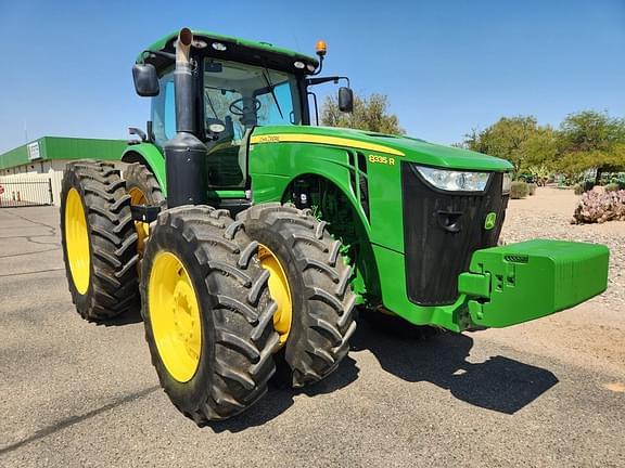 Image of John Deere 8335R equipment image 1