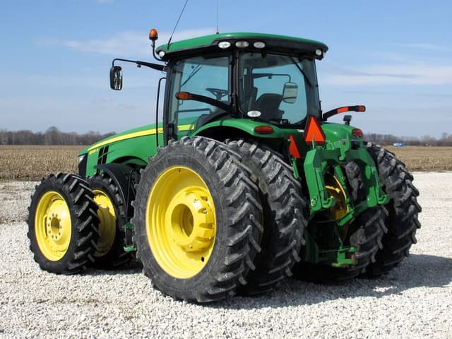 Image of John Deere 8335R equipment image 4
