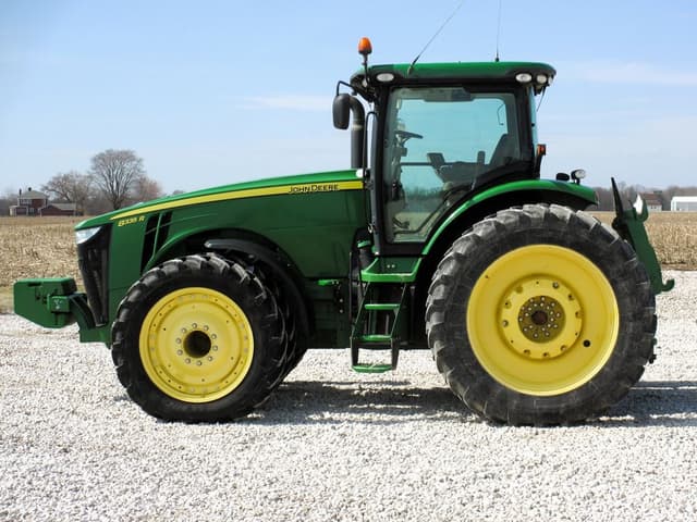 Image of John Deere 8335R equipment image 2