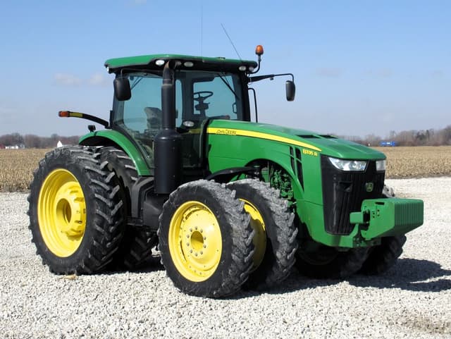 Image of John Deere 8335R equipment image 1
