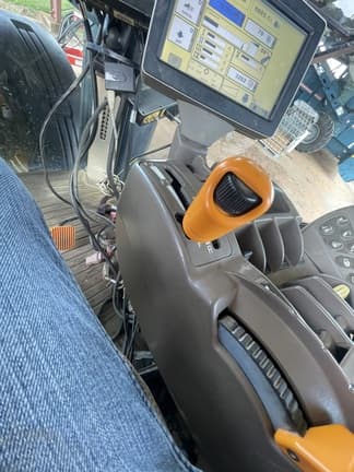 Image of John Deere 8335R equipment image 1