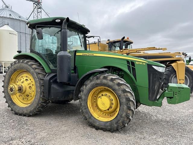 Image of John Deere 8335R equipment image 1