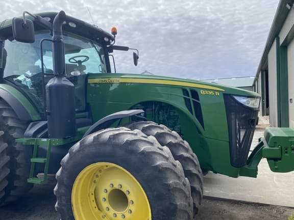 Image of John Deere 8335R equipment image 1