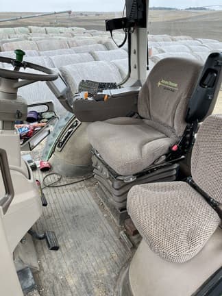 Image of John Deere 8335R equipment image 4
