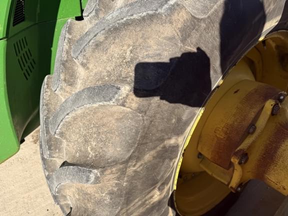 Image of John Deere 8335R equipment image 2